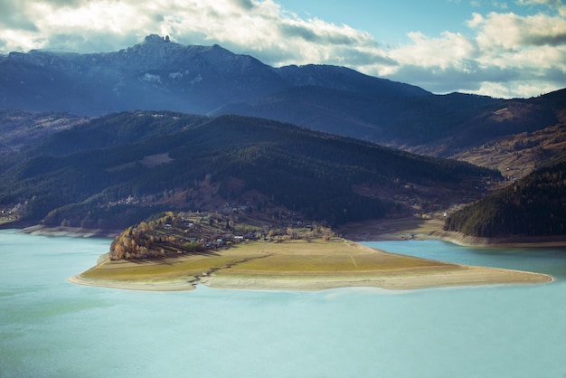 Vista do Lacul Bicaz Romênia