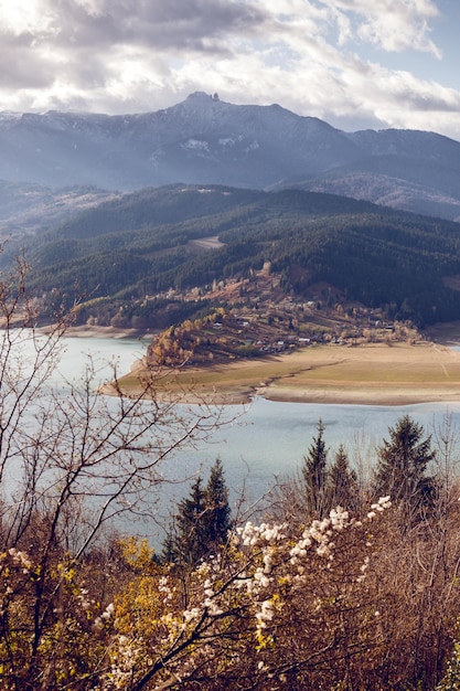 Vista do lacul bicaz romênia