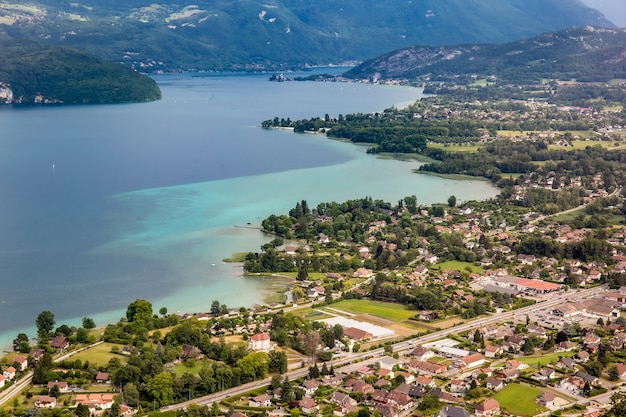 Vista do lago Annecy cercado de montanhas