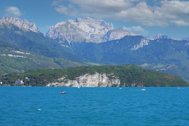 Vista do Lago Annecy na França. O Lago Annecy é um lago perialpino na Alta Sabóia, na França.