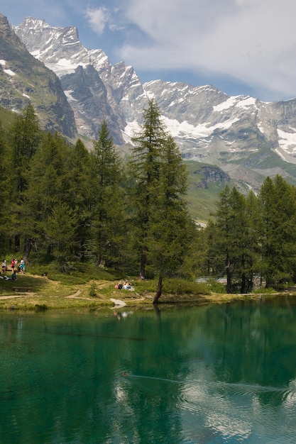 Foto vista do lago azul lago blu perto de breuil cervinia e cervino mount matterhorn em val daosta