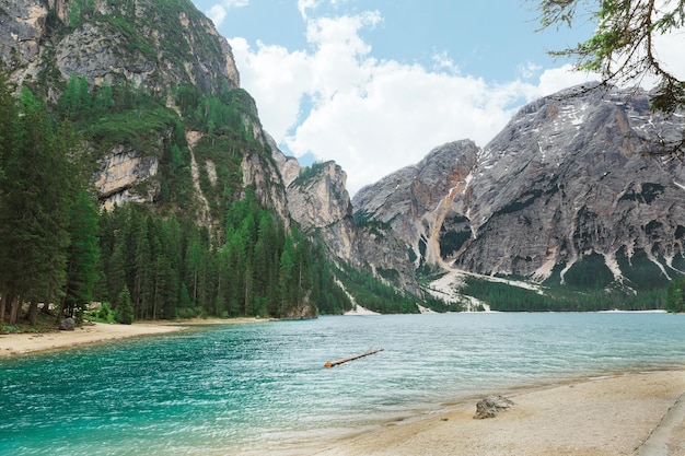 Vista do lago braies na Itália