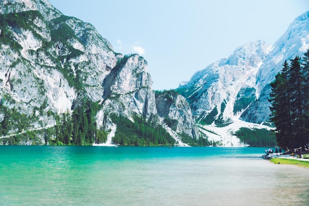 Vista do lago braies nas montanhas dos Alpes