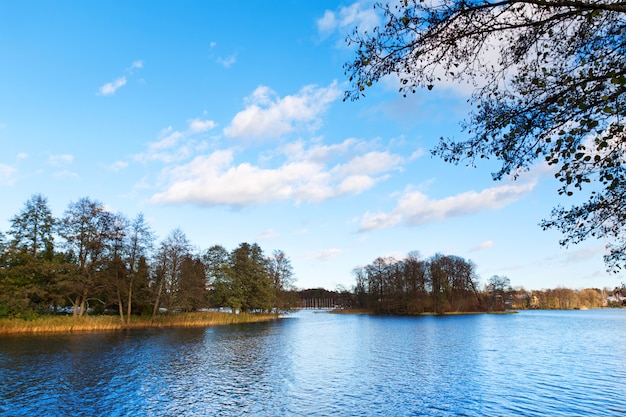 Vista do lago com ilhas