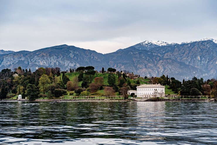 Foto vista do lago como para a villa melzi cercada por árvores itália