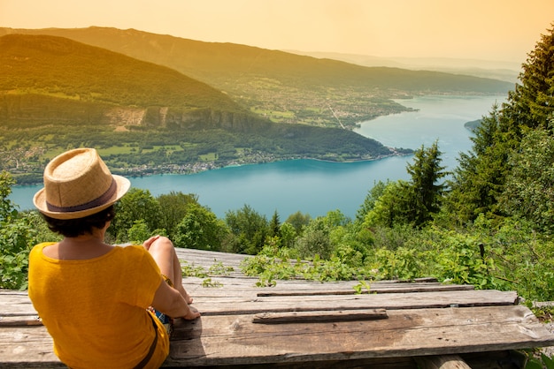 Vista do lago de annecy, alpes franceses