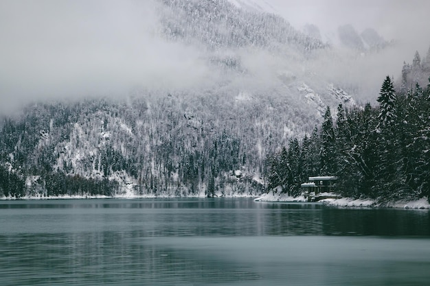 Vista do lago de montanha na neve
