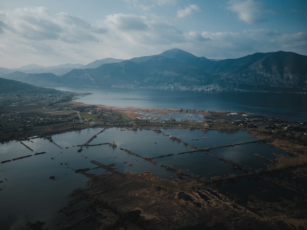 Vista do lago do drone