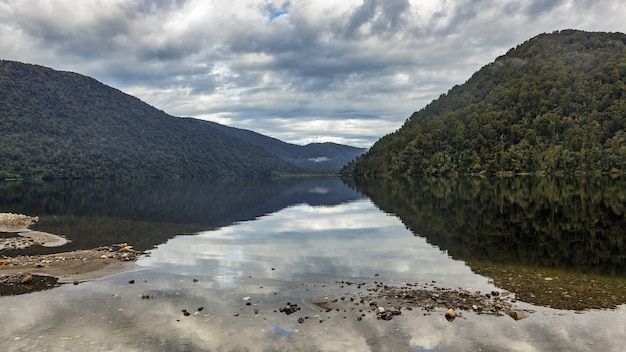 Vista do lago em um dia nublado na nova zelândia