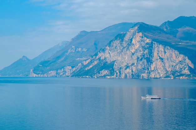 Vista do lago garda da torre na cidade de malcesine. itália. uma vista dos telhados da cidade italiana. lago de garda. riva del garda.