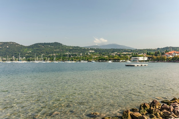 Vista do Lago Grada de Bardolino, um lugar famoso na Itália