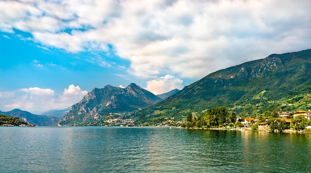 Vista do lago iseo na lombardia, itália