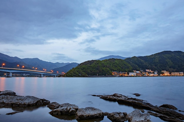 Vista do Lago Kawaguchiko à noite