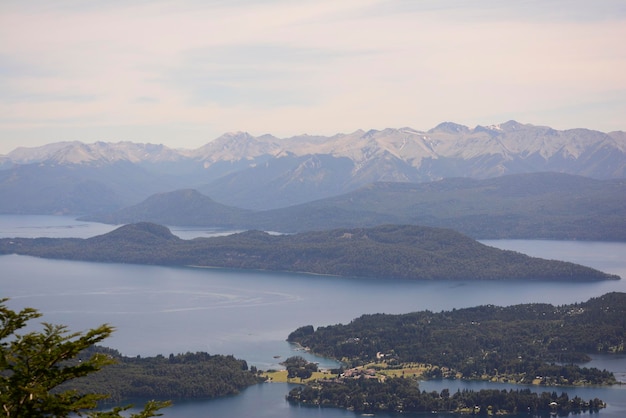 vista do lago nahuel huapi e do circuito chico da caminhada para o refúgio de cerro lopez