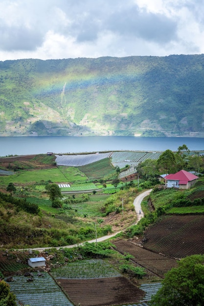 vista do lago nas montanhas com arco-íris