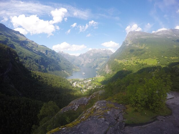 Vista do lago nas montanhas
