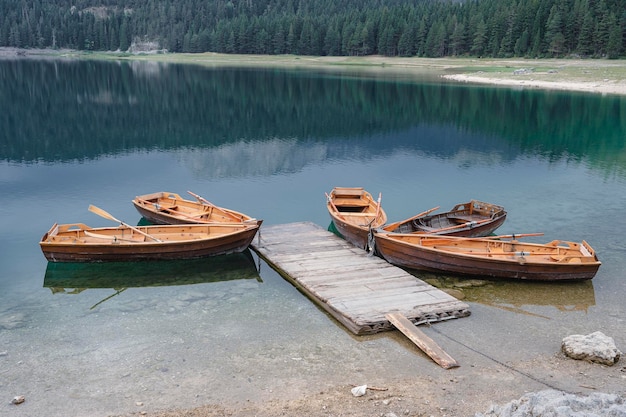 Vista do Lago Negro ou Crno jezero barcos turísticos do norte de Montenegro perto do cais de madeira no Lago Negro no Parque Nacional Durmitor perto de Zabljak Europa