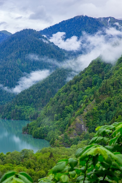 Vista do Lago Riza. Abkhazia.