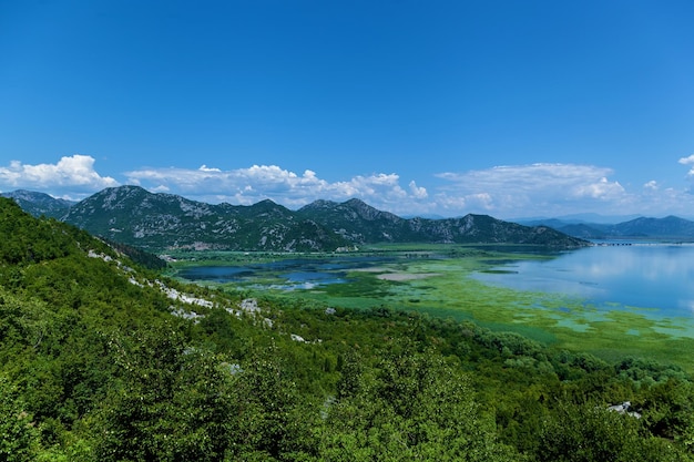 Vista do lago Skadar do Parque Nacional da estrada de montanha em Montenegro Europa Linda