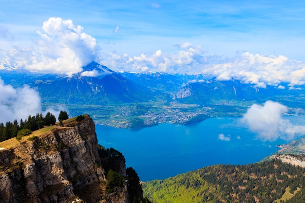 Foto vista do lago thun thunersee de niederhorn, na suíça