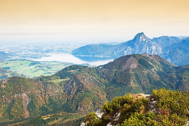 Vista do lago Traunsee e das montanhas nos Alpes austríacos.