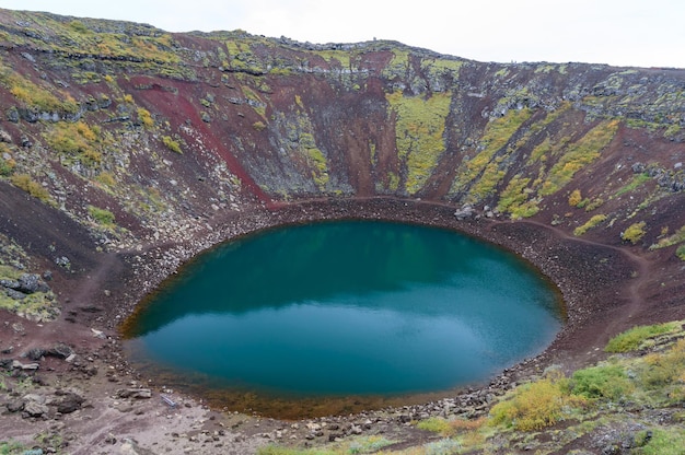 Vista do lago vulcânico de Kerid, na Islândia