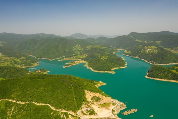 Vista do lago zaovine da montanha tara na sérvia