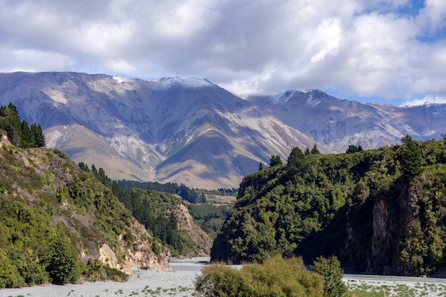 Vista do leito seco do Rio Rakaia no verão