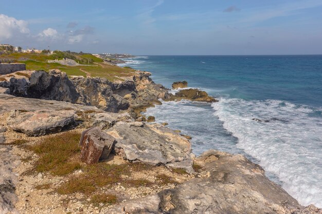 Vista do litoral rochoso com penhasco com vista para o mar em isla mujeres, no méxico