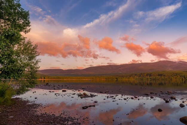 Foto vista do loch morlich ao anoitecer