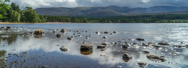 Vista do Loch Morlich na Escócia