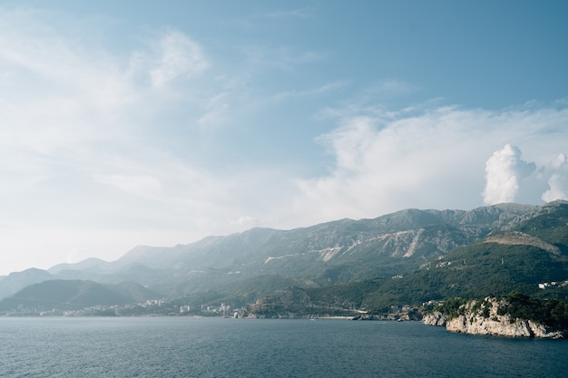 Vista do mar até a costa de budva becici e rafailovici em montenegro