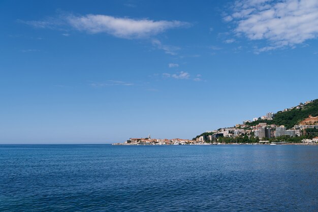 Vista do mar até a costa de budva e a cidade velha de montenegro