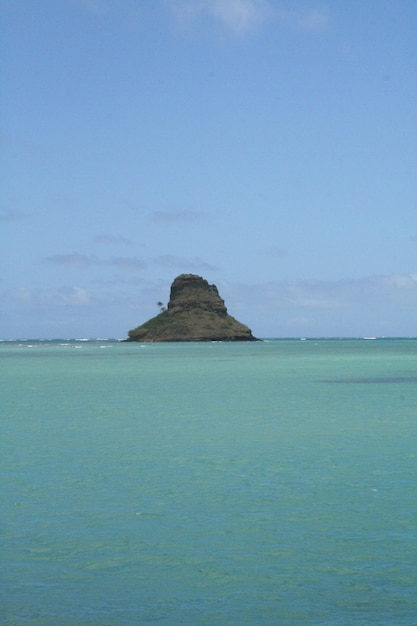 Foto vista do mar azul calmo contra o céu