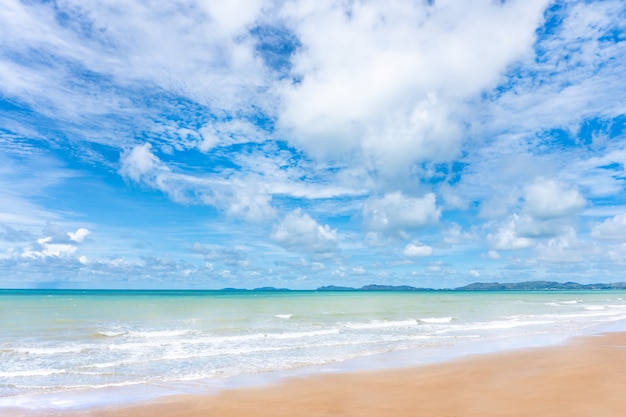 Vista do mar azul e céu nublado