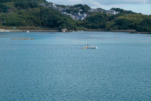 Vista do mar azul e fazenda de ostras na ilha de Kujuku