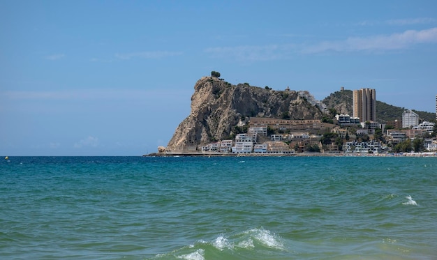 Vista do mar brilhante e da cidade de Benidorm Espanha Costa Blanca