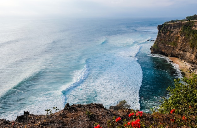 vista do mar com altas falésias em Bali