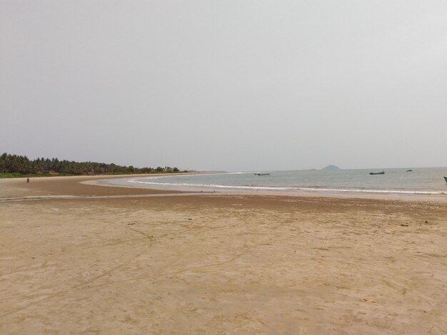 Vista do mar com barcos contra o céu