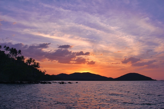 Vista do mar com céu pôr do sol para a natureza