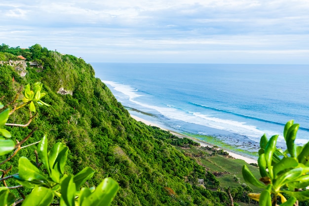 vista do mar com ondas enormes e a praia