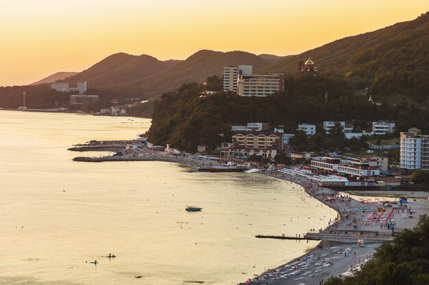 Vista do mar com vista para o litoral da vila de Nebug, região de Tuapse, Rússia