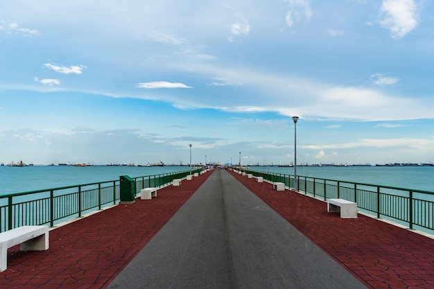 Vista do mar contra o céu nublado