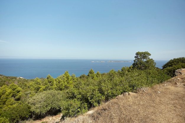 Vista do mar da costa sul da Sardenha com em primeiro plano