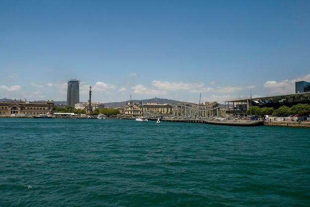 Vista do mar da Espanha do porto de Barcelona