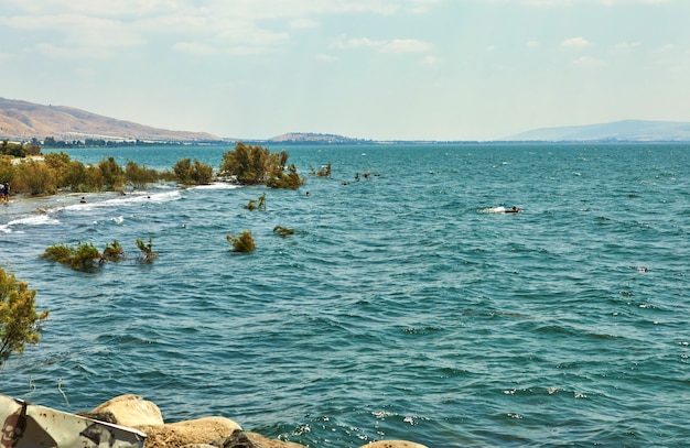 Vista do mar da galiléia do lado leste em um dia ensolarado de verão, julho