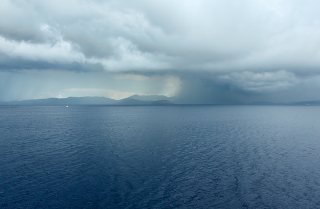 Vista do mar de verão com céu tempestuoso da balsa de trem no caminho de kefalonia para ithaca (grécia)