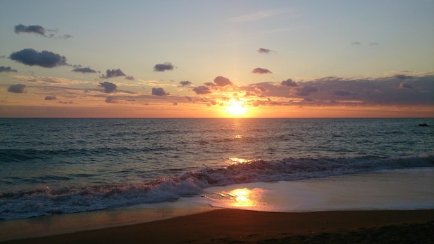 Vista do mar durante o pôr-do-sol na praia