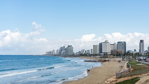 Vista do mar e arranha-céus no fundo em Tel Aviv, Israel.