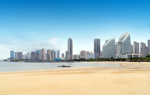 Vista do mar e da cidade de Zhanjiang, China